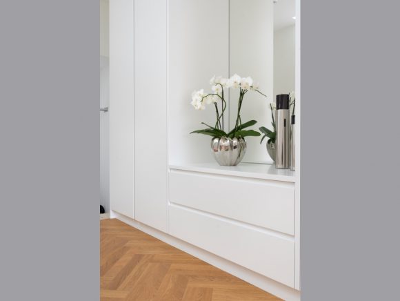 Elegante Garderobe im Foyer