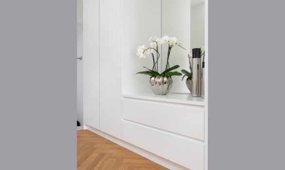 Elegante Garderobe im Foyer