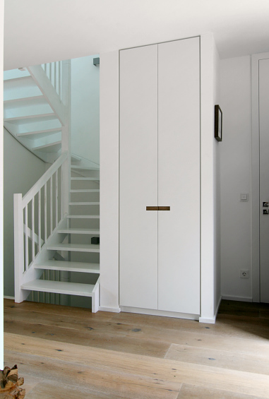 Schlanker Nischenschrank - Schreinerei Berghausen