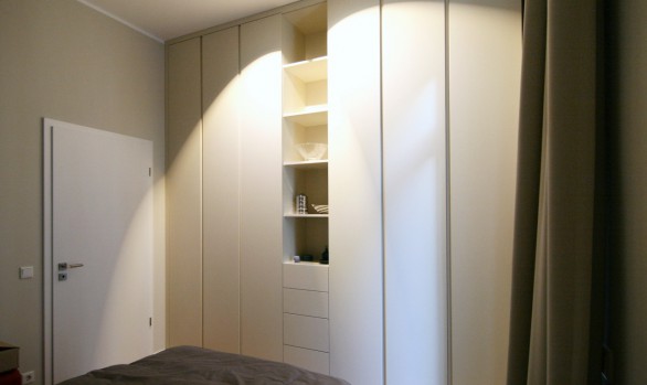 Schlafzimmerschrank mit offenem Fach